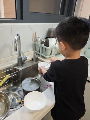 奶奶带孙子走的是“含在嘴里”路线，待遇像甜汤一样不肯放手。  
我婆婆却是全能模