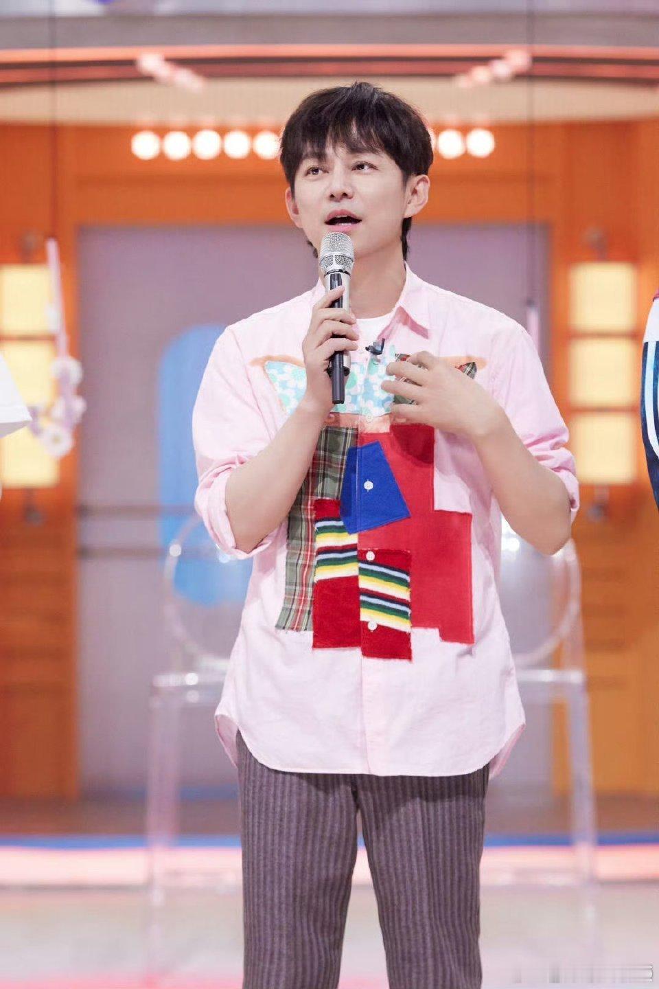 何炅是带给人快乐的人他用长久的温柔守护温暖着大家，默默付出从不张扬，这份直击内心