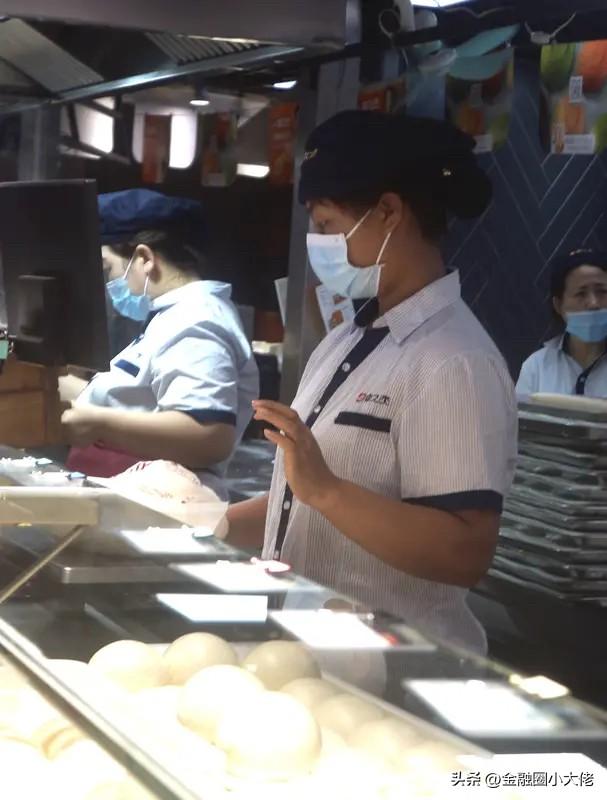 胖东来员工集体“打脸”降薪增假？真相暖哭打工人！
当全网打工人还在为996痛苦不