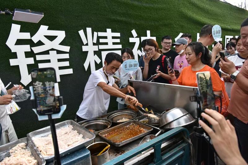 “鸡排哥”李俊永太有梗了！48岁的他在景德镇五中附近卖了多年鸡排，脱口秀式销售风
