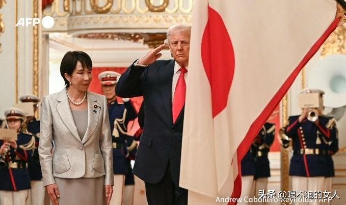 看看，法新社的视角！
特朗普向日本国旗敬礼？真是不一般啊，日本赚大了？[捂脸]能