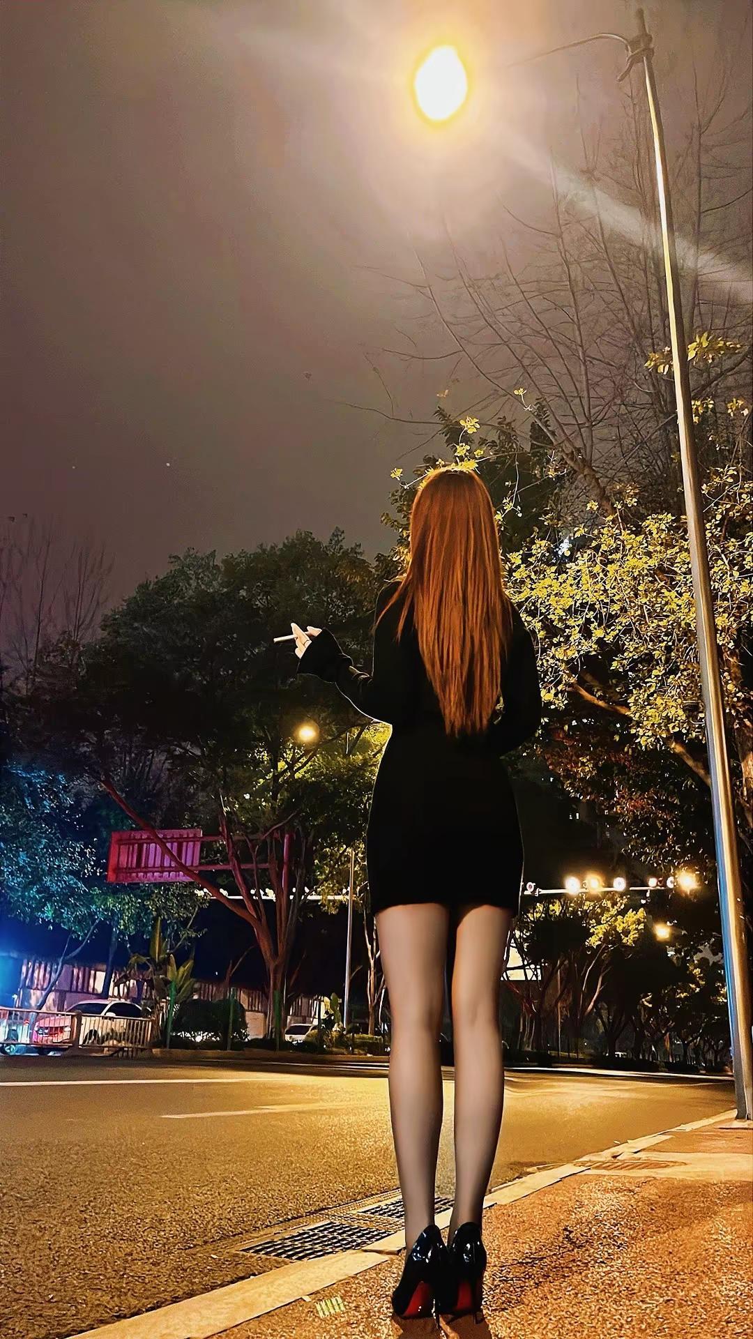 路灯照亮的不只是背影，还有我心里的答案。37岁的我，不再执着于用金钱证明爱意，也