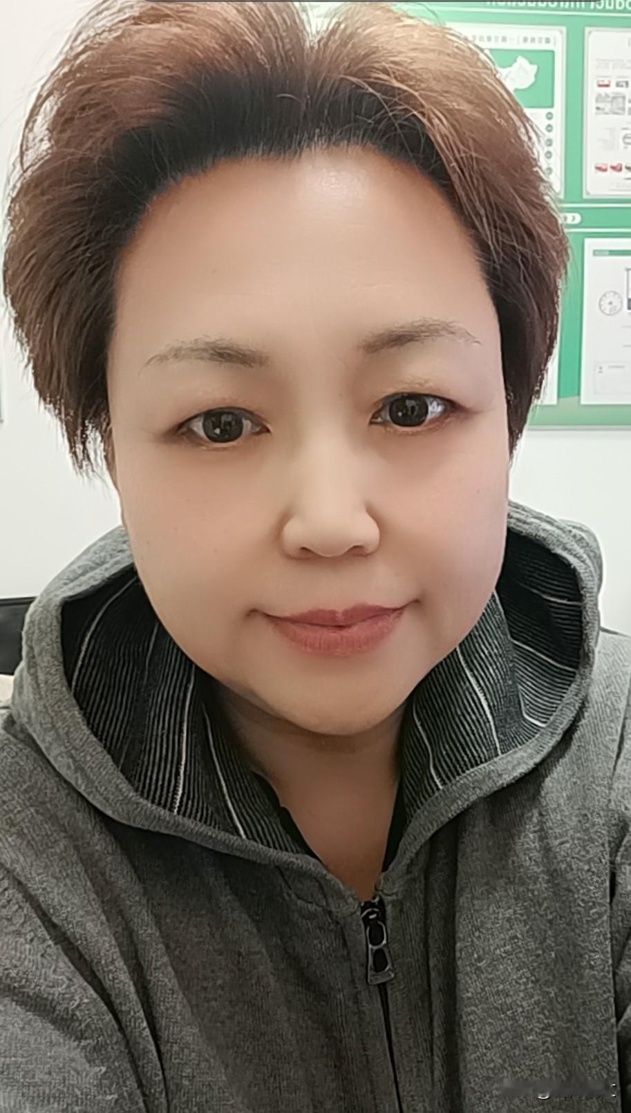 第一次抽烟喝酒，不是真的爱上烟酒，只是想找个方式发泄、想彻底放下那个不值得人。