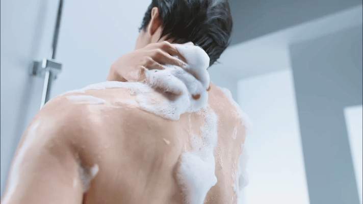 檀健次可能是露背最多次的男艺人了，这背有点吸引力啊 