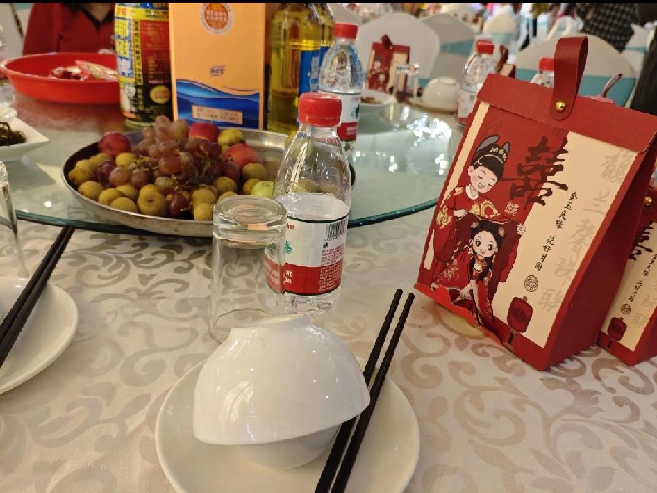 假期参加了3场婚宴，没有人在意什么仪式感，有多隆重，很多人不知道新郎新娘是哪的，