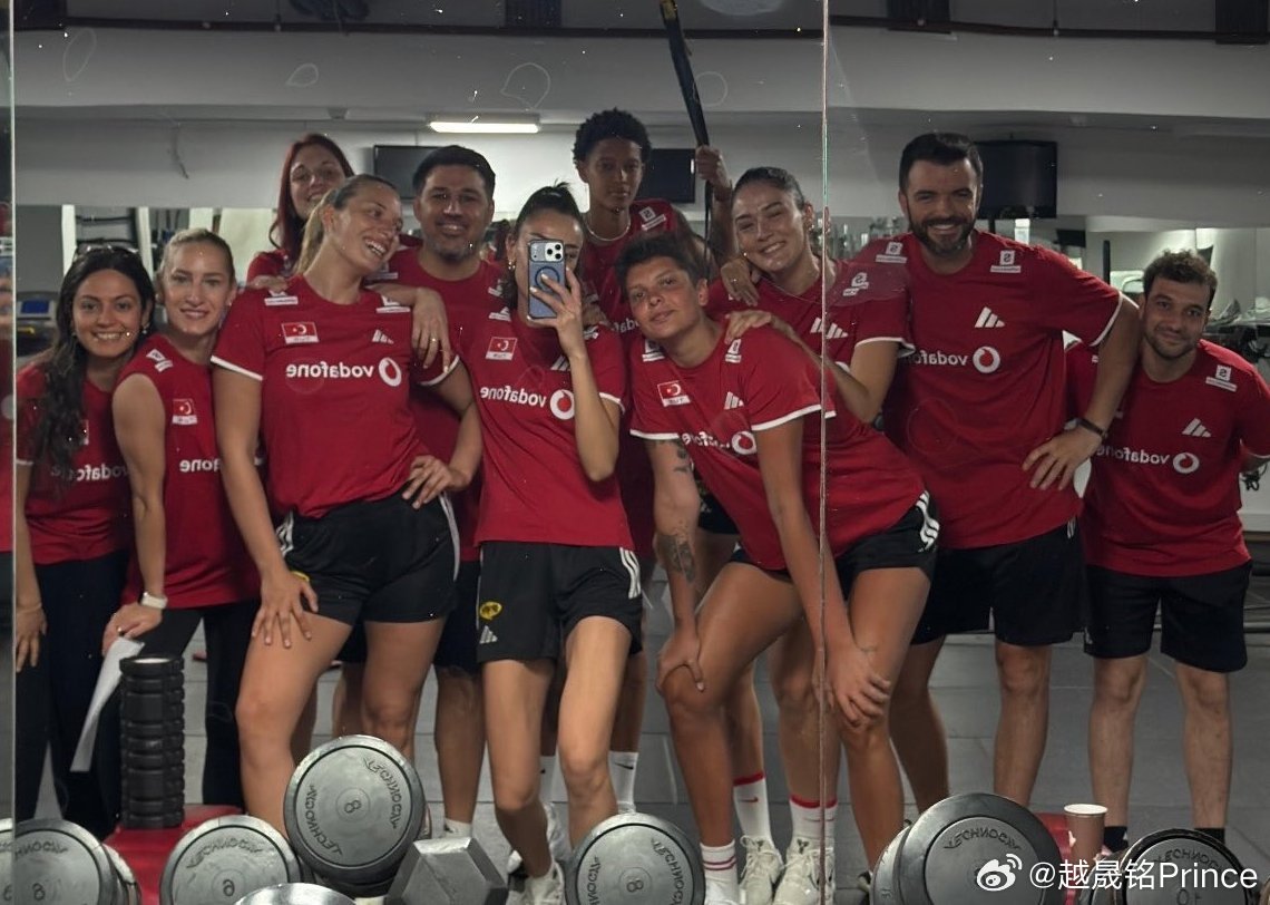 排球 🔴 正在积极备战国家联赛第二、三周比赛的土耳其女排主力球员。泽赫拉、瓦尔