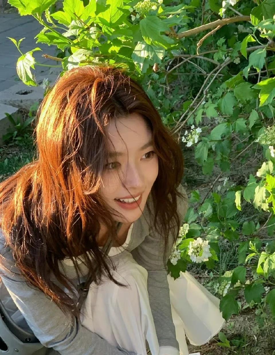 这一套春日版，有生命力又鲜活的徐西西❤️❤️❤️@徐若晗 徐西西 徐若晗每天都有