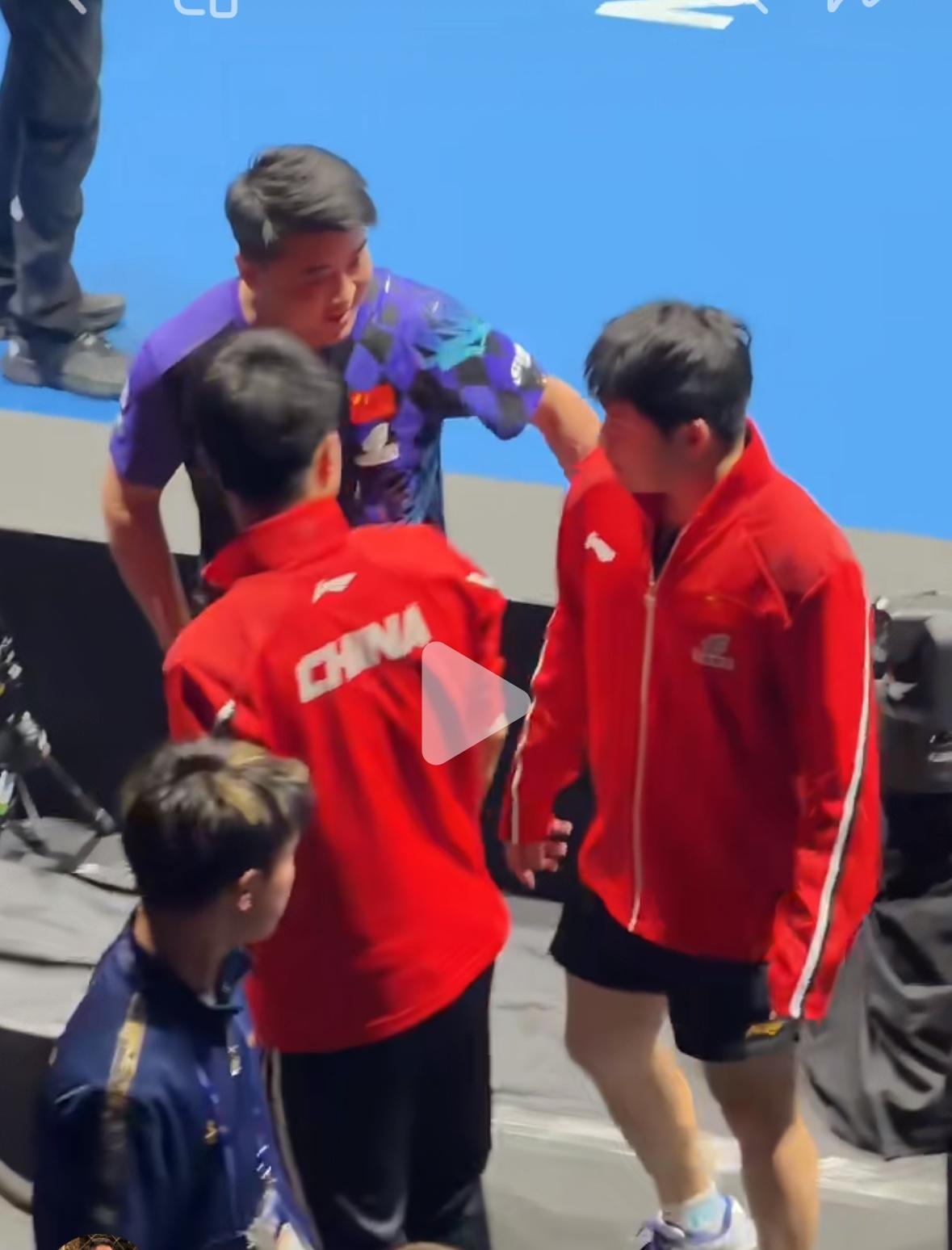 中国男团挺进决赛——王皓指导暖心安慰林诗栋！
中国男团3:1法国队，
王楚钦一单