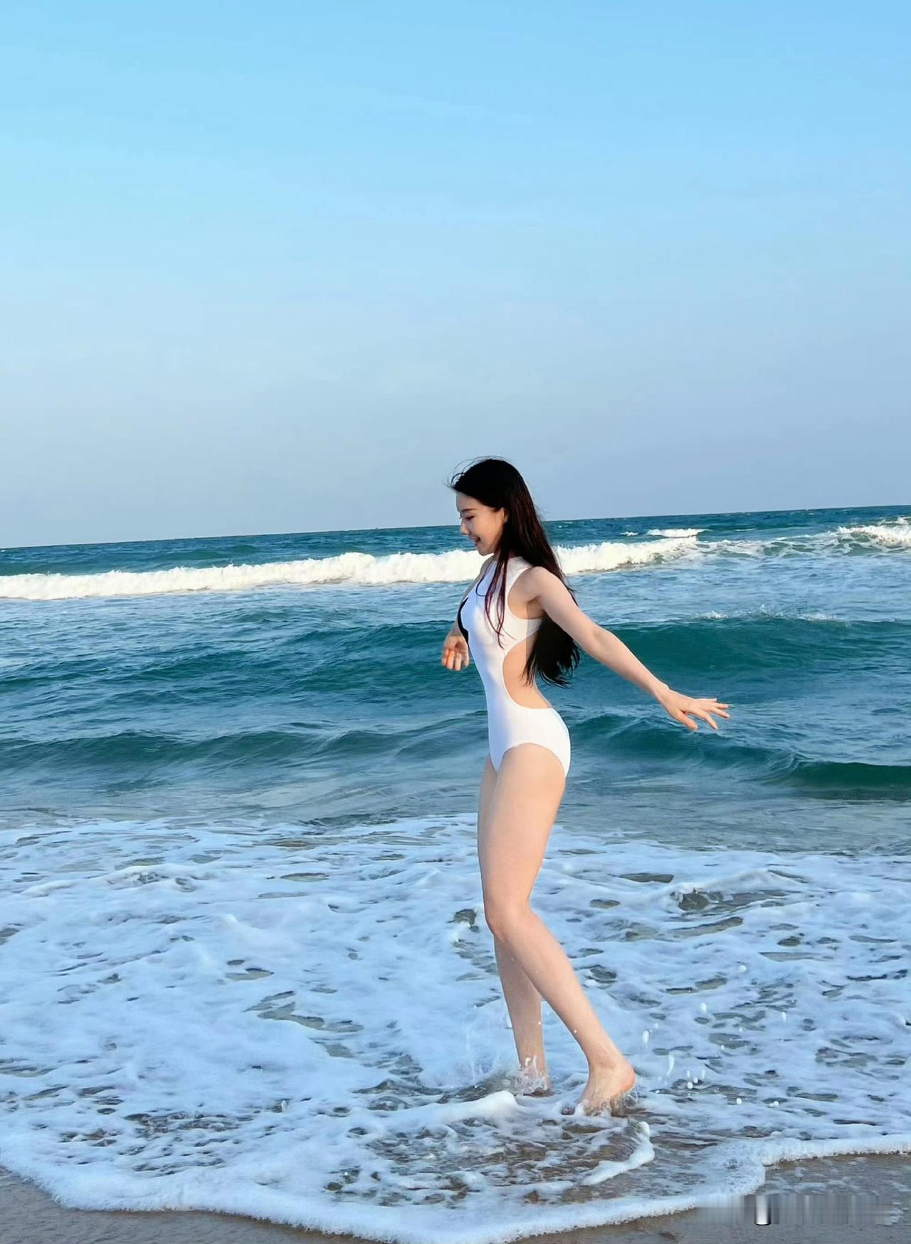 王鹤润性感比基尼泳装写真大片