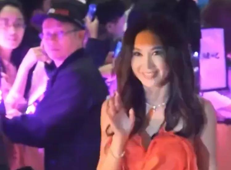 温碧霞表示，她不想生孩子的原因是因为她的姐姐生孩子时遇到了很多困难。姐姐的孩子倒