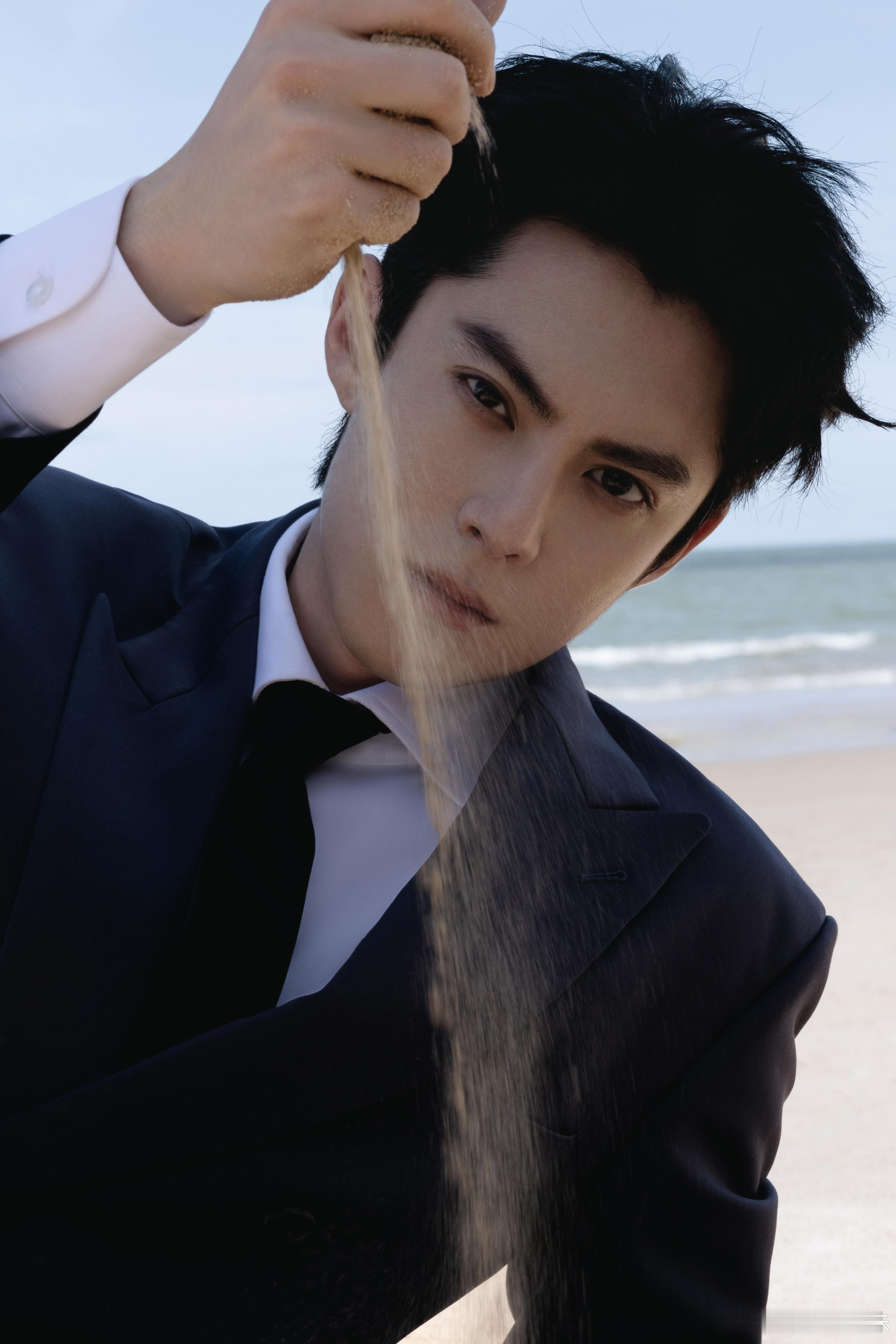 #王鹤棣海边撑伞# ​​​#王鹤棣海边西装大片#​​​王鹤棣海边的这组照片，将他