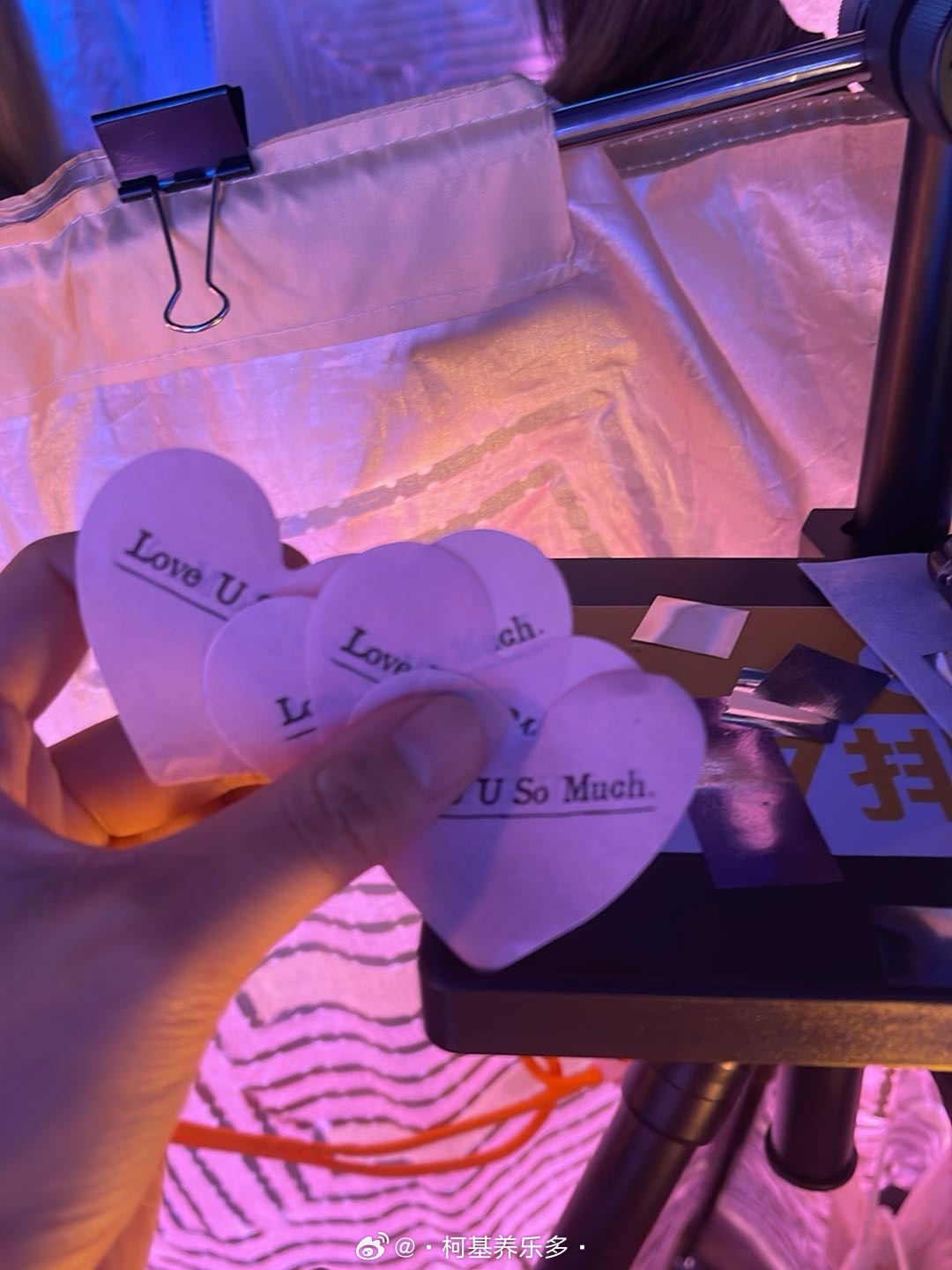 对着脸就砸下来了 