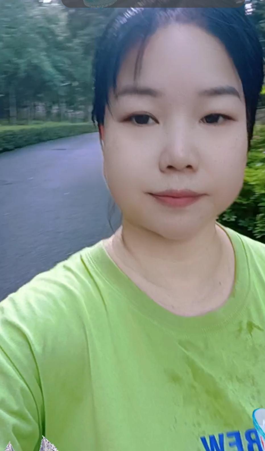 大家早上好，今天去跑步感觉好累呀。才跑十几分钟就汗流浃背了。只要有时间我都会去散