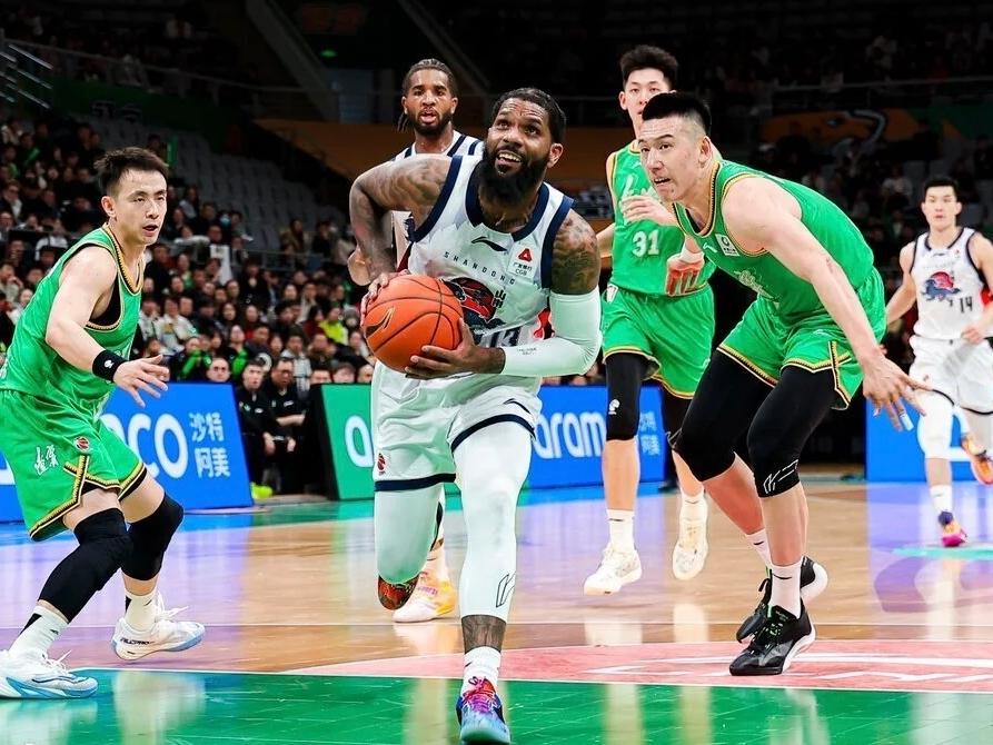 山东男篮终于还是没能留着鲍威尔过年！不管在休赛期能不能找到替代者，裁掉他都是正确