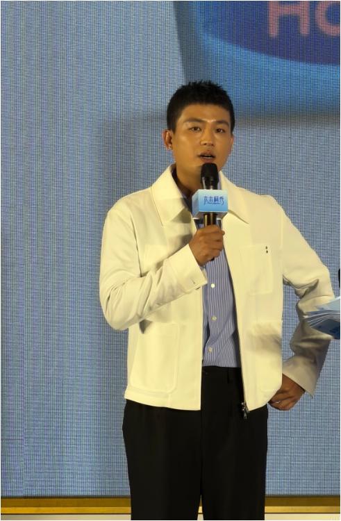 除了周星驰，其他男星进入中年，很容易变成油腻大叔。

《生万物》中的男一号演員欧