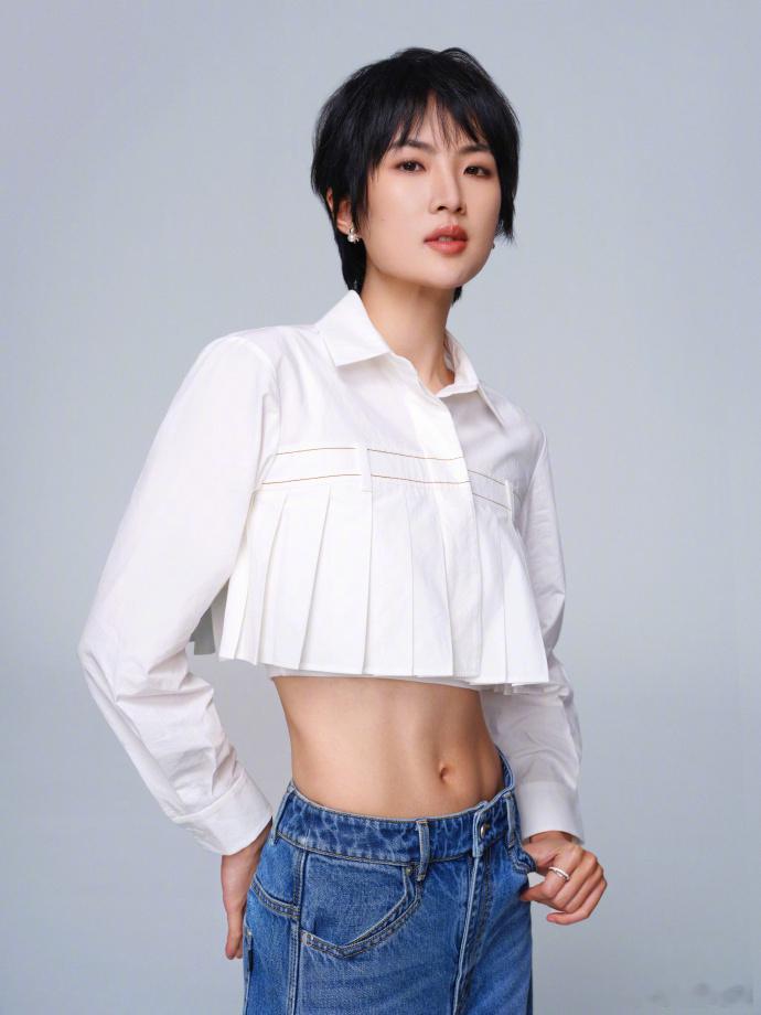 #姚安娜马甲线好绝##姚安娜水灵灵的马甲线# 姚安娜的身材让人眼前一亮，那清晰的