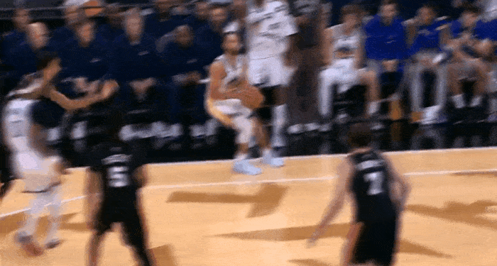 打疯了！库里44分率队完成逆转！
在今天NBA常规赛勇士对阵马刺的第四节比赛中，