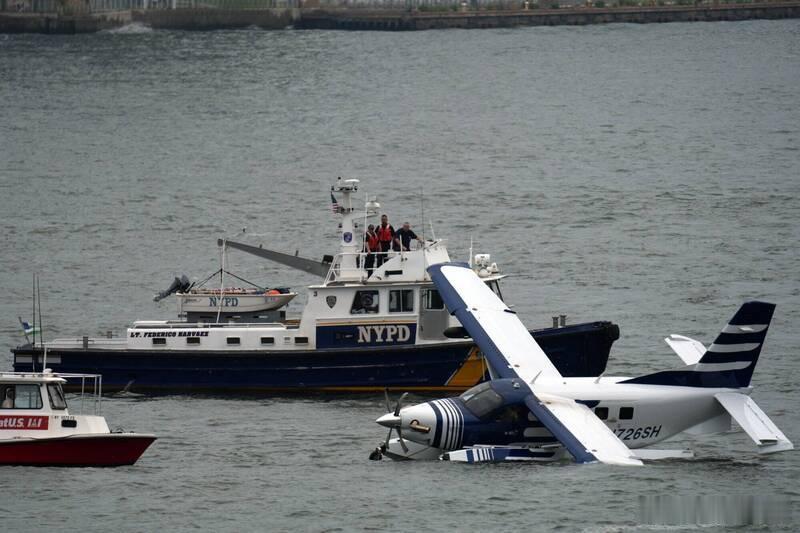 美国纽约东河惊现水上飞机迫降事故 机上8人全部获救海外新鲜事 美国纽约市东河（E