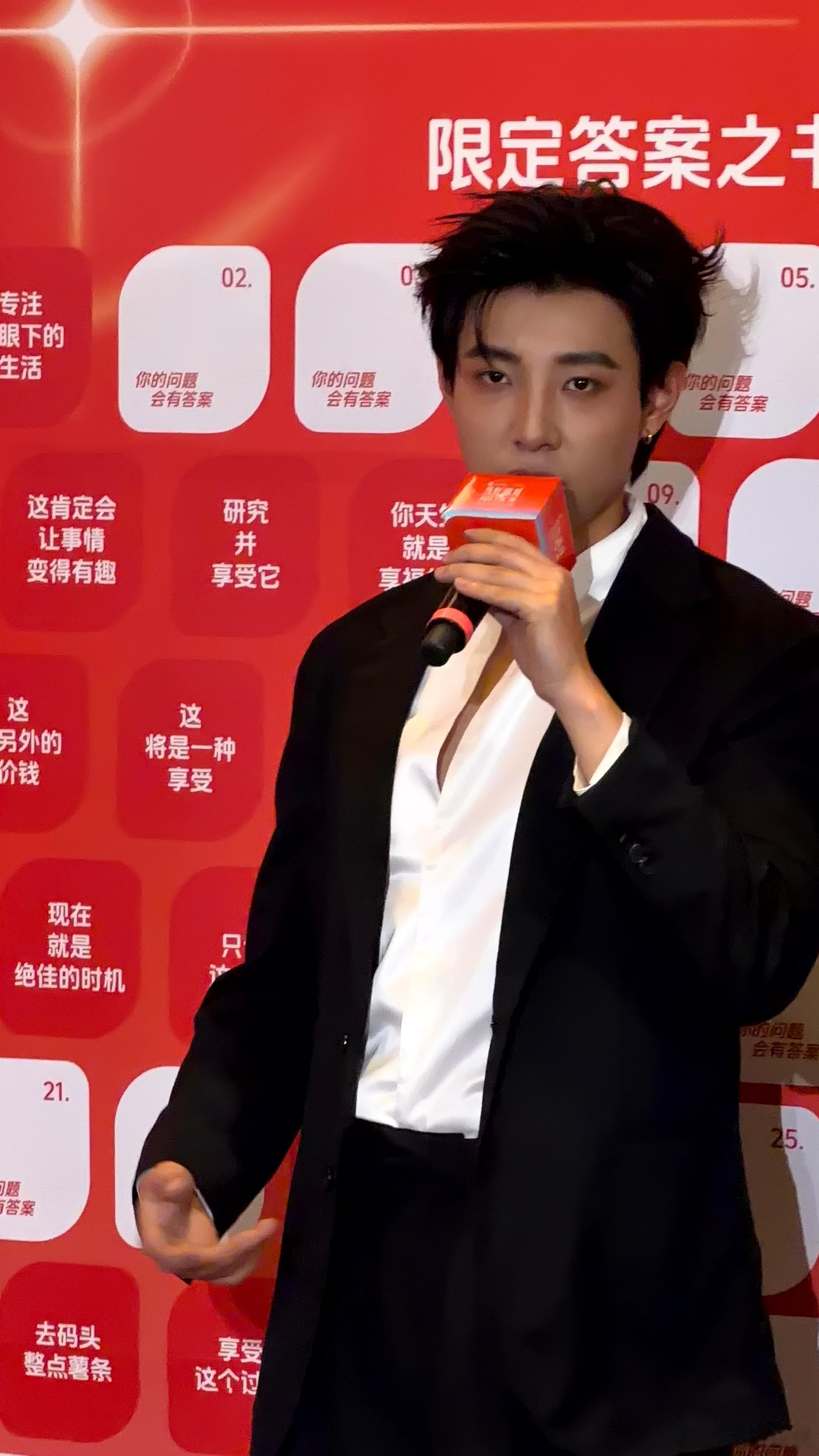 马小宇浑身上下高冷的只有外套 老父亲式宠粉太暖心！操心粉丝的吃喝，高冷拽哥的温柔