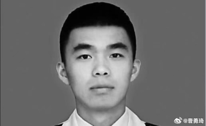 海军飞行员鲁朋飞，于2015年5月13日，在一次飞行训练中，飞机在空中突发重大险