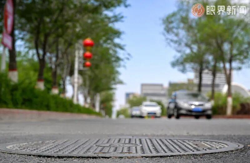 【你注意到了吗？乌鲁木齐这次新换的井盖形状很特别】5月13日，经开区（头屯河区）