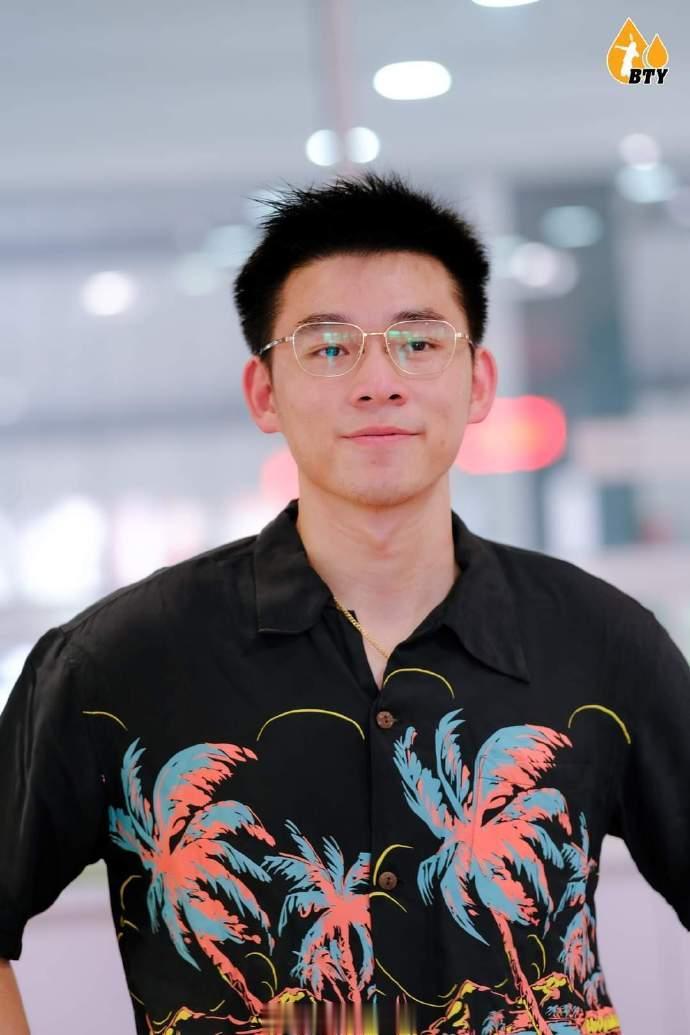 自从拿了世锦赛冠军后，
昆拉武特的气质都不一样了，
意气风发的少年，哈哈哈~