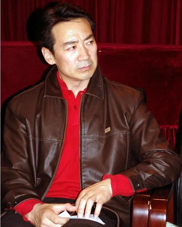 2003年，49岁的寇振海向24岁的李婷表白，李婷拒绝说：“你只要把我爸妈搞定的