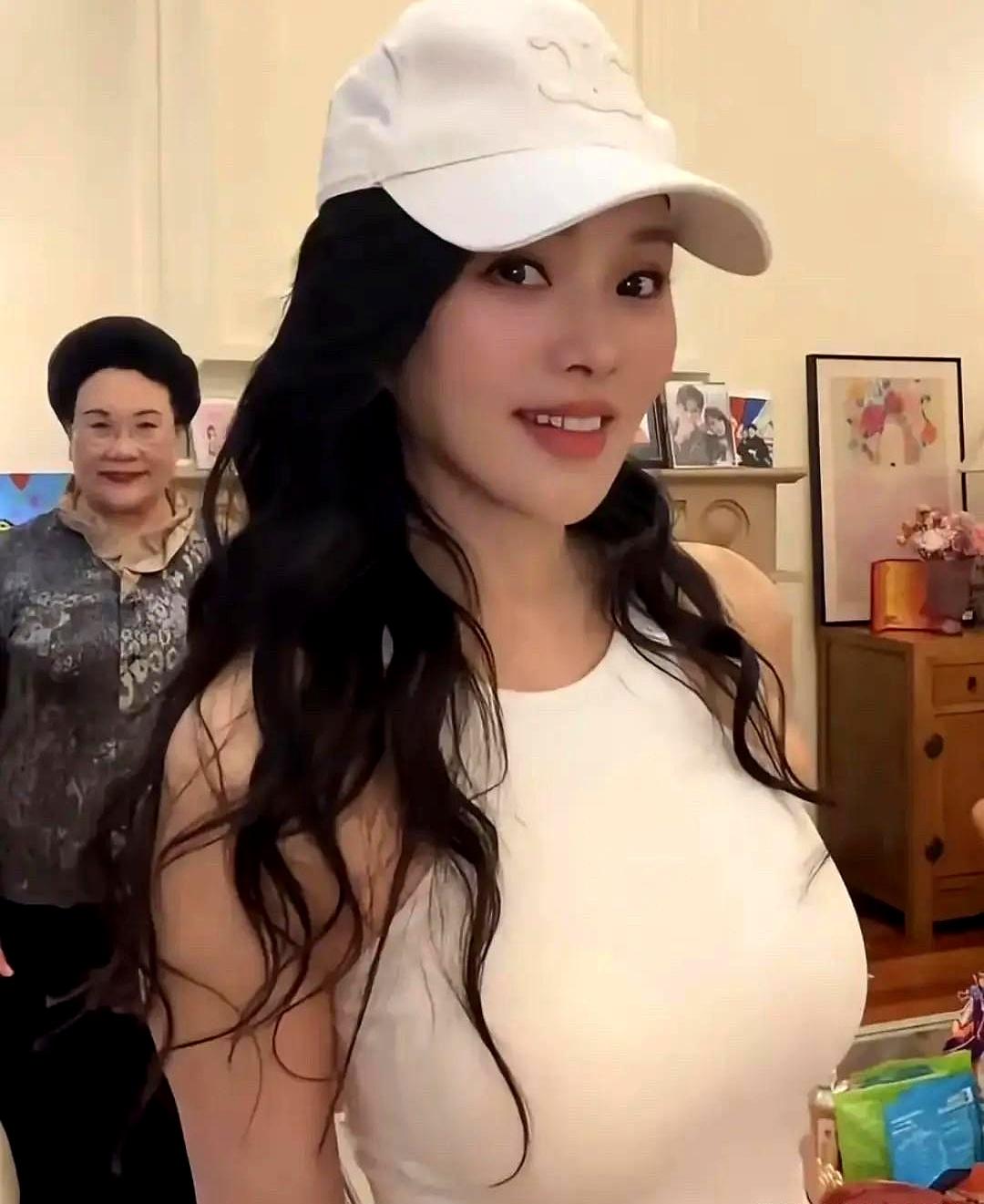 57岁伊能静还在拼身材。
 

去年想隆胸，秦昊一句“都当奶奶了，要那么大干嘛”