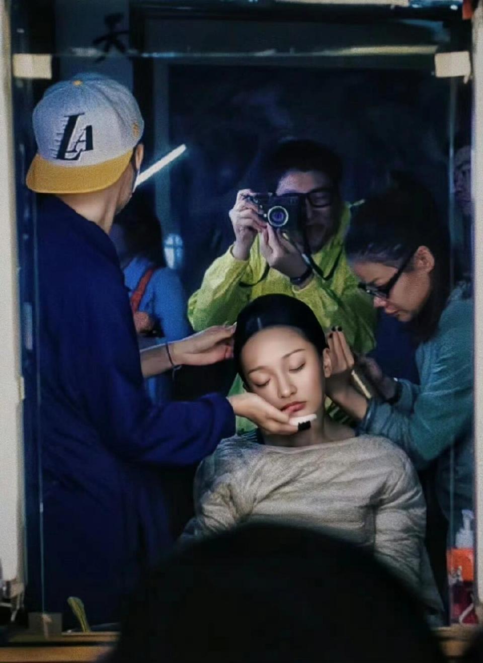 周迅在如懿传片场累到睡着了还要继续化妆 ​​​