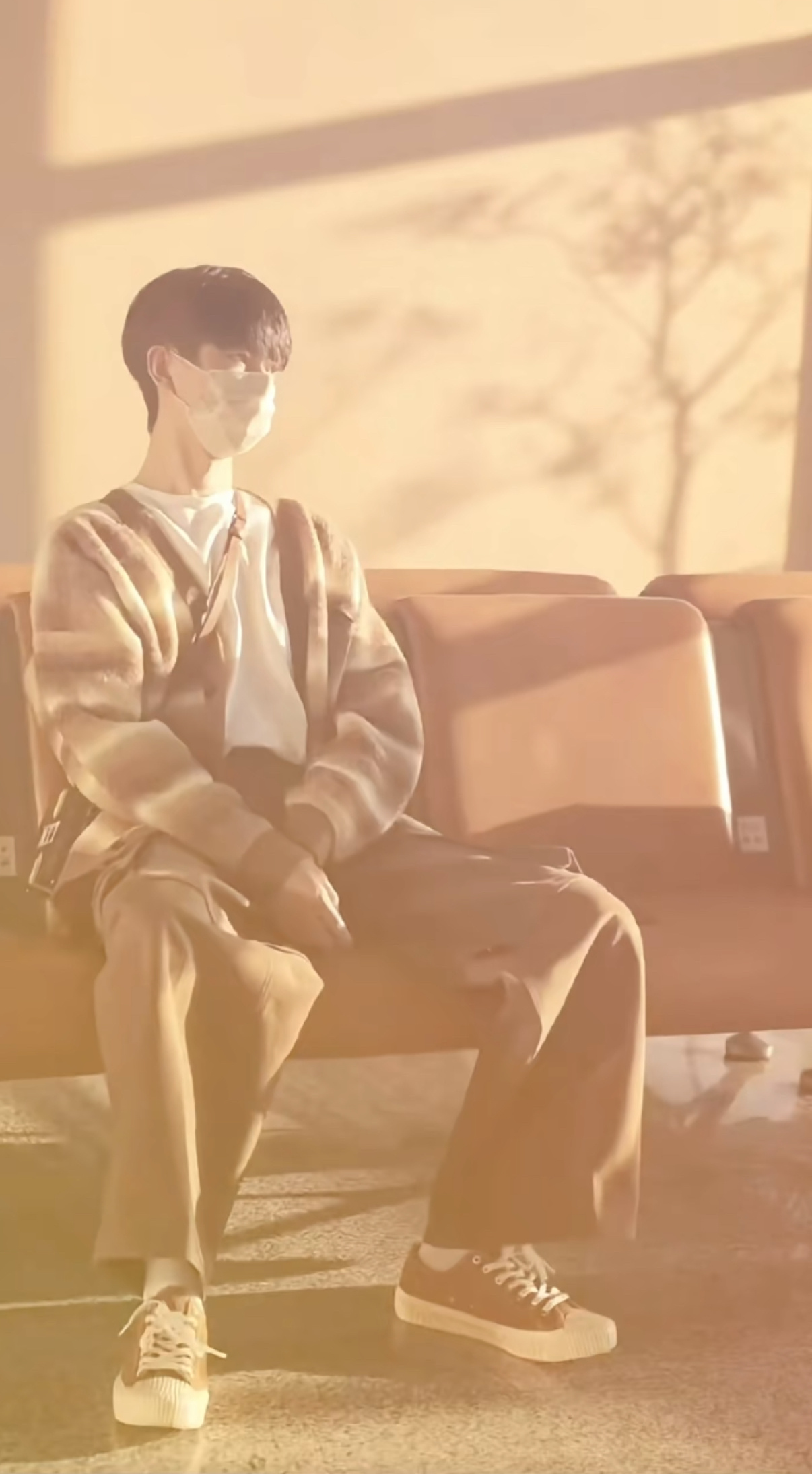 一个人孤零零乖乖的坐在那里，为什么这样一个乖乖善良的人最后是这样的结局 ​​​