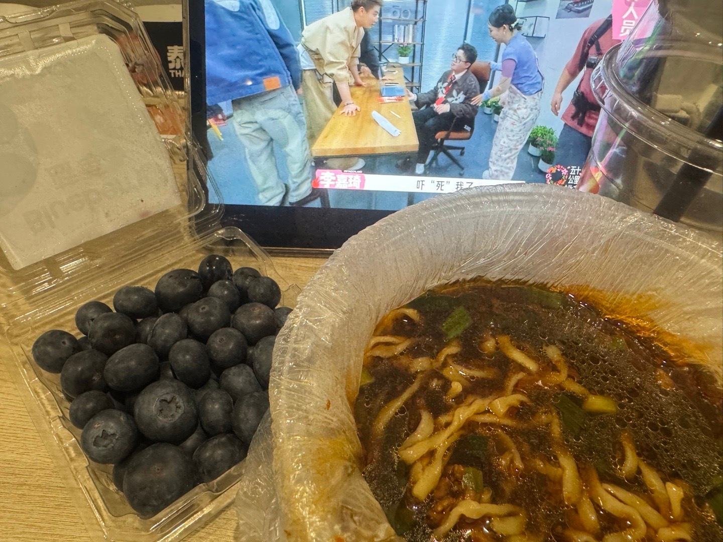 昨天我妈问我蓝莓带一盒还是两盒我说三盒她说一盒吧，你吃不下那么多那你问我干嘛，直