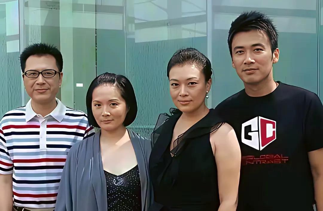 左一的是王华英，右一是柳云龙，和史可，左二矮个子那个演员她是谁？你可知道他的名字