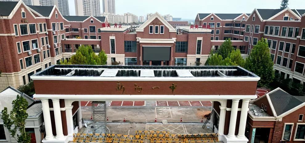 武汉市新洲区第一中学也就是新洲一中之所以被湖北家长称为"县中天花板"，是因为19