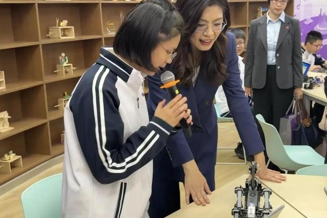 郑丽文参访清华附中点赞科技教育：两岸青年共筑创新未来
 
中国国民党主席郑丽文率