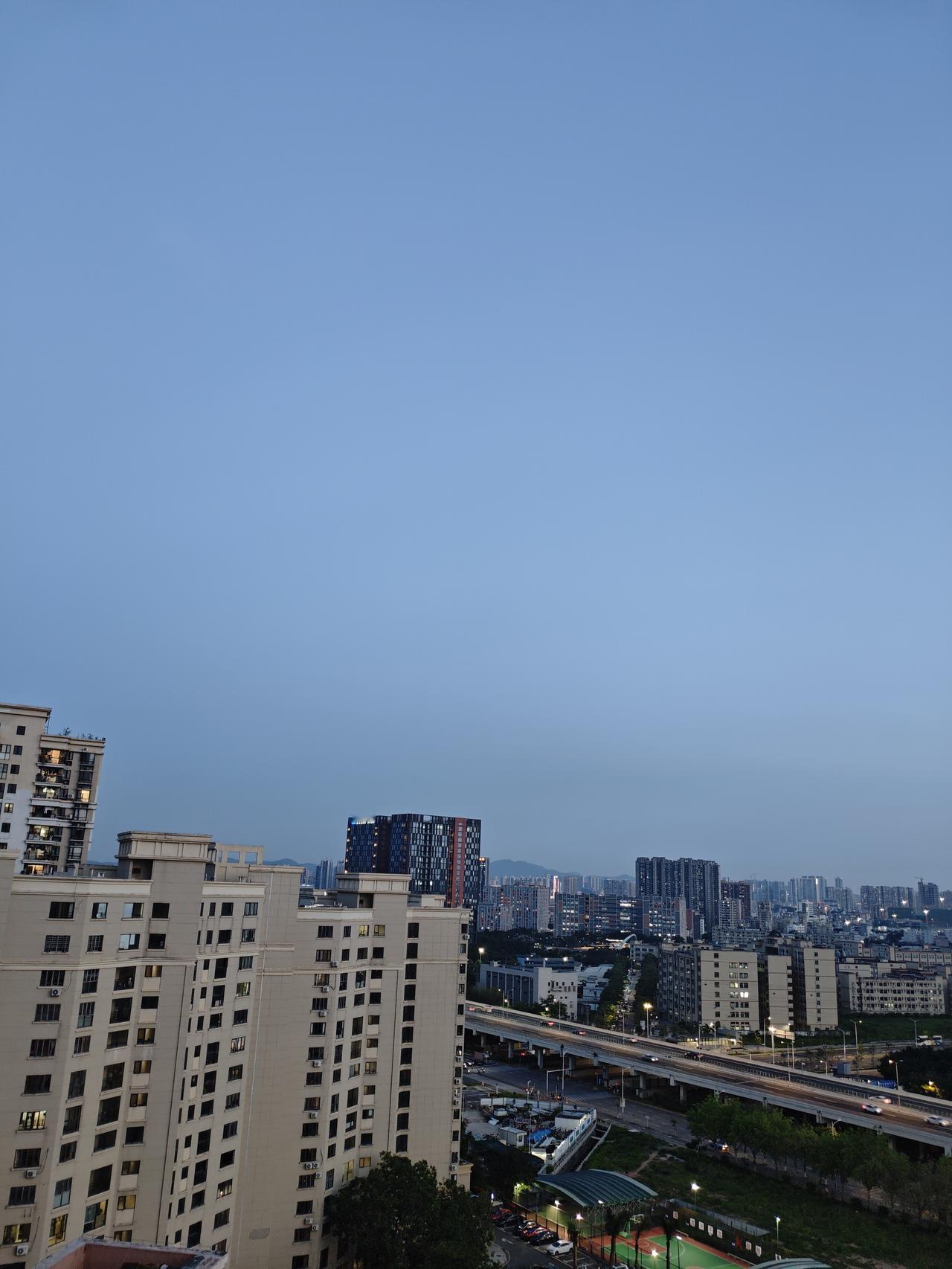 随手拍一张美丽的天空照晚上拍到的天空照，淡蓝色的天空太美了！
