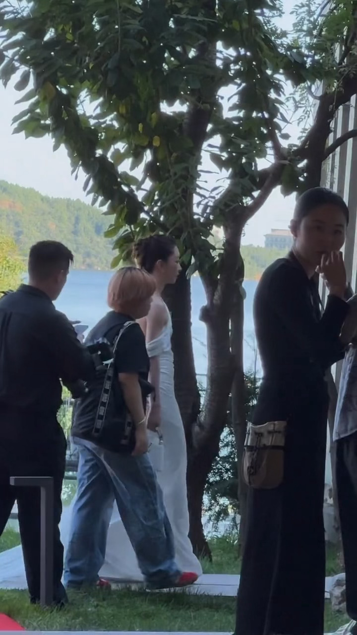 周冬雨今日活动路透 白色礼服好美呀🤍栩栩华生时尚文化大赏周冬雨[超话] ​​​