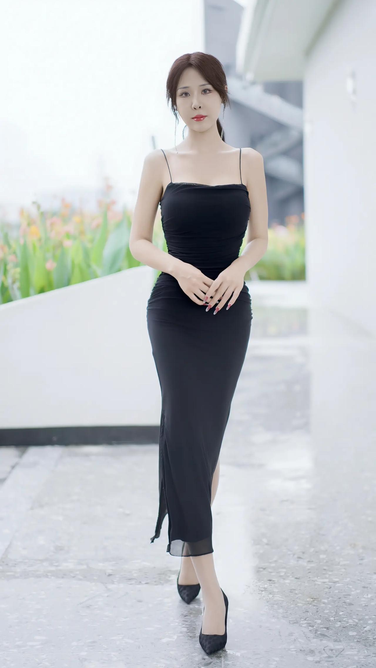 黑色吊带连衣裙搭配高跟鞋，轻松打造出优雅、迷人的气质。