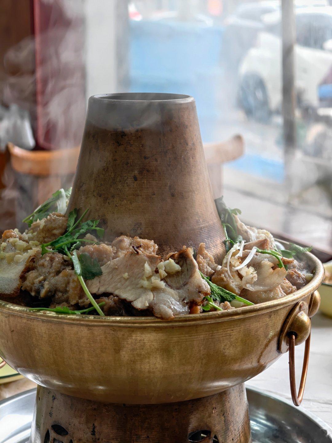 热气腾腾的铜火锅来了朋友们有各种肉、丸，还有粉条白菜炸红薯食物本味炖出来的汤汁泡