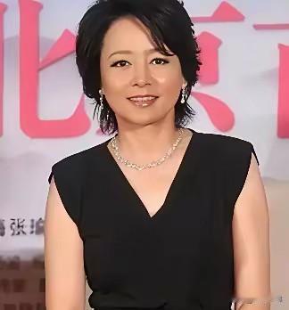 69岁张瑜亿万家产托付外甥，一世风光，难抵人间烟火。镜头下，她身着黑色无袖礼服，