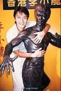 周星驰是李小龙铁粉的证据找到了 周星驰的电影里藏了多少李小龙的影子？《功夫女足》