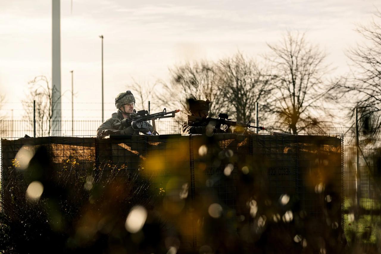 荷兰人的加拿大造LSW班用机枪，使用弹鼓