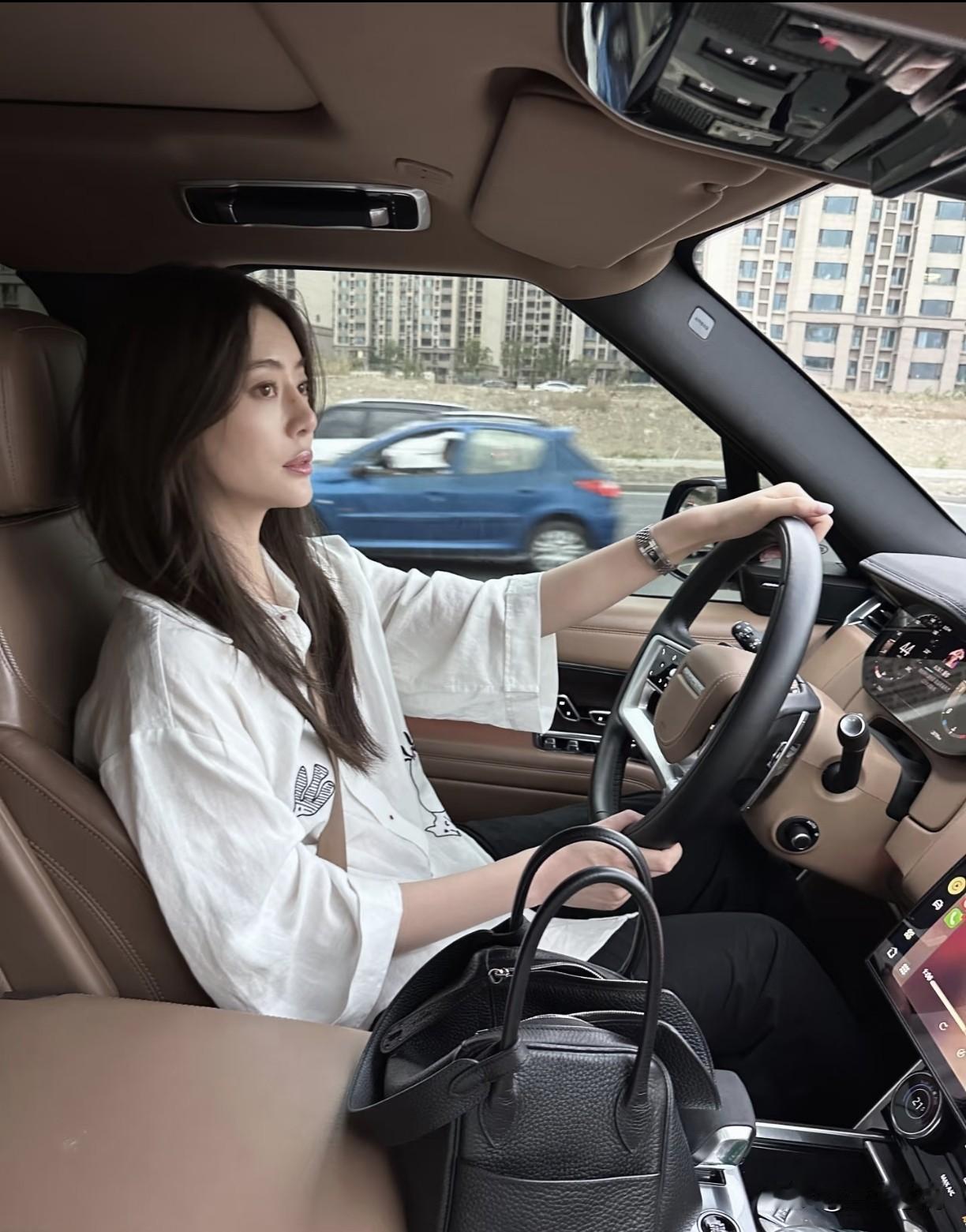 很多女人不适合开车，这事毋庸置疑，各种关于女人开车出问题的奇葩事层出不穷。这不又