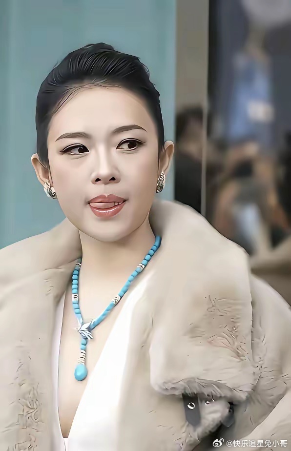 章子怡真的很爱吐舌头，这个行为不算失礼但真的不雅！ 