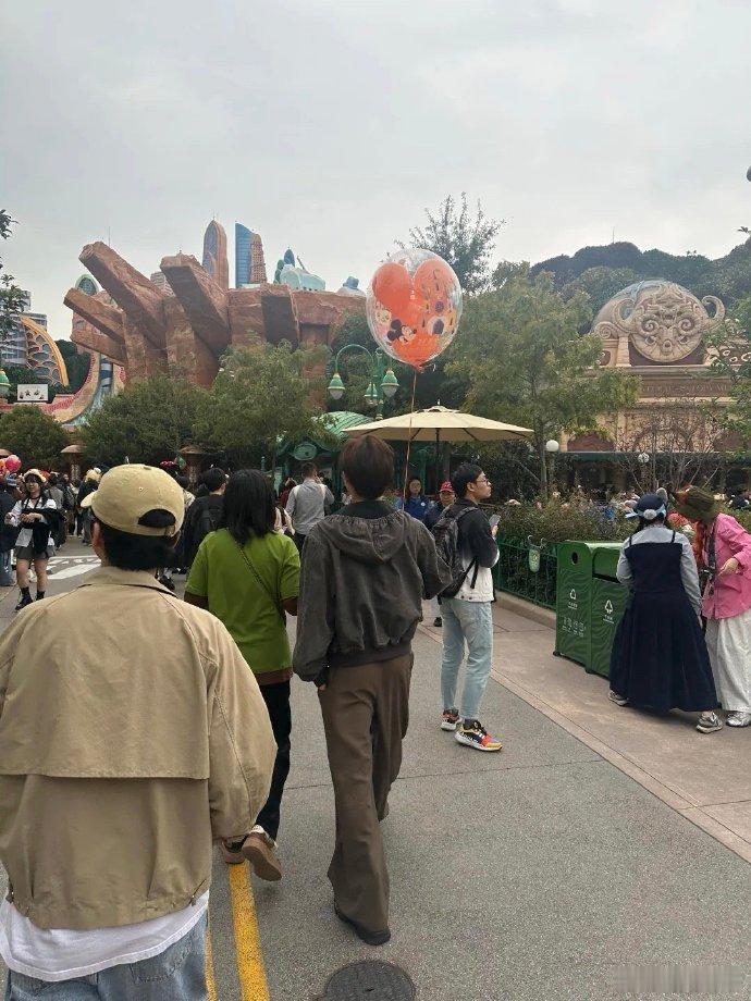 上迪偶遇董思成 刷到网友在上迪偶遇小董的消息，直接羡慕到拍大腿！能在满是欢乐的乐