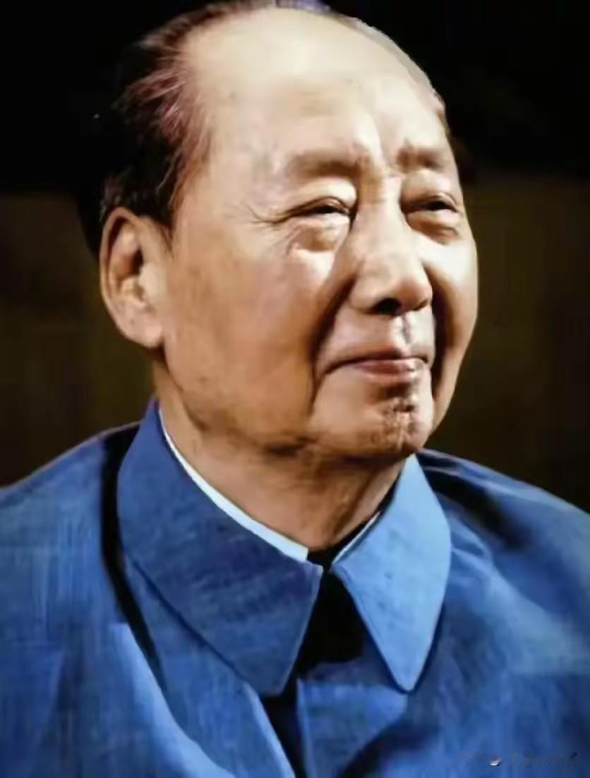 每次看到毛主席这张照片，不由得多停留片刻，多看一眼！毛主席是多么慈眉善目，和蔼可