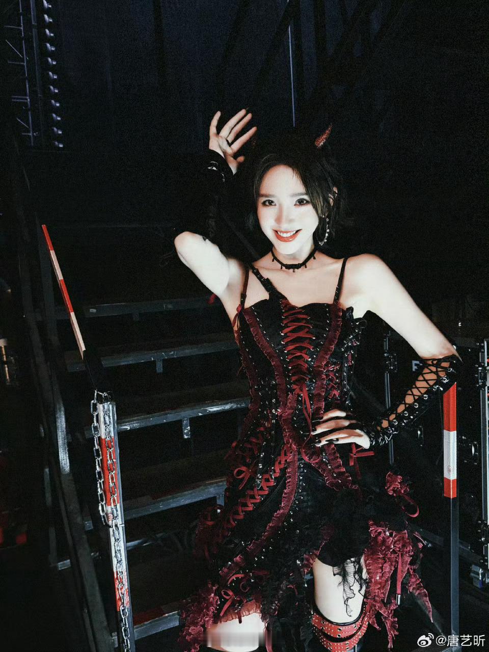 唐艺昕疯狂飞吻陈辰唐艺昕给陈辰送飞吻甜妹暴击！唐艺昕这波飞吻输出，陈辰接住了吗？