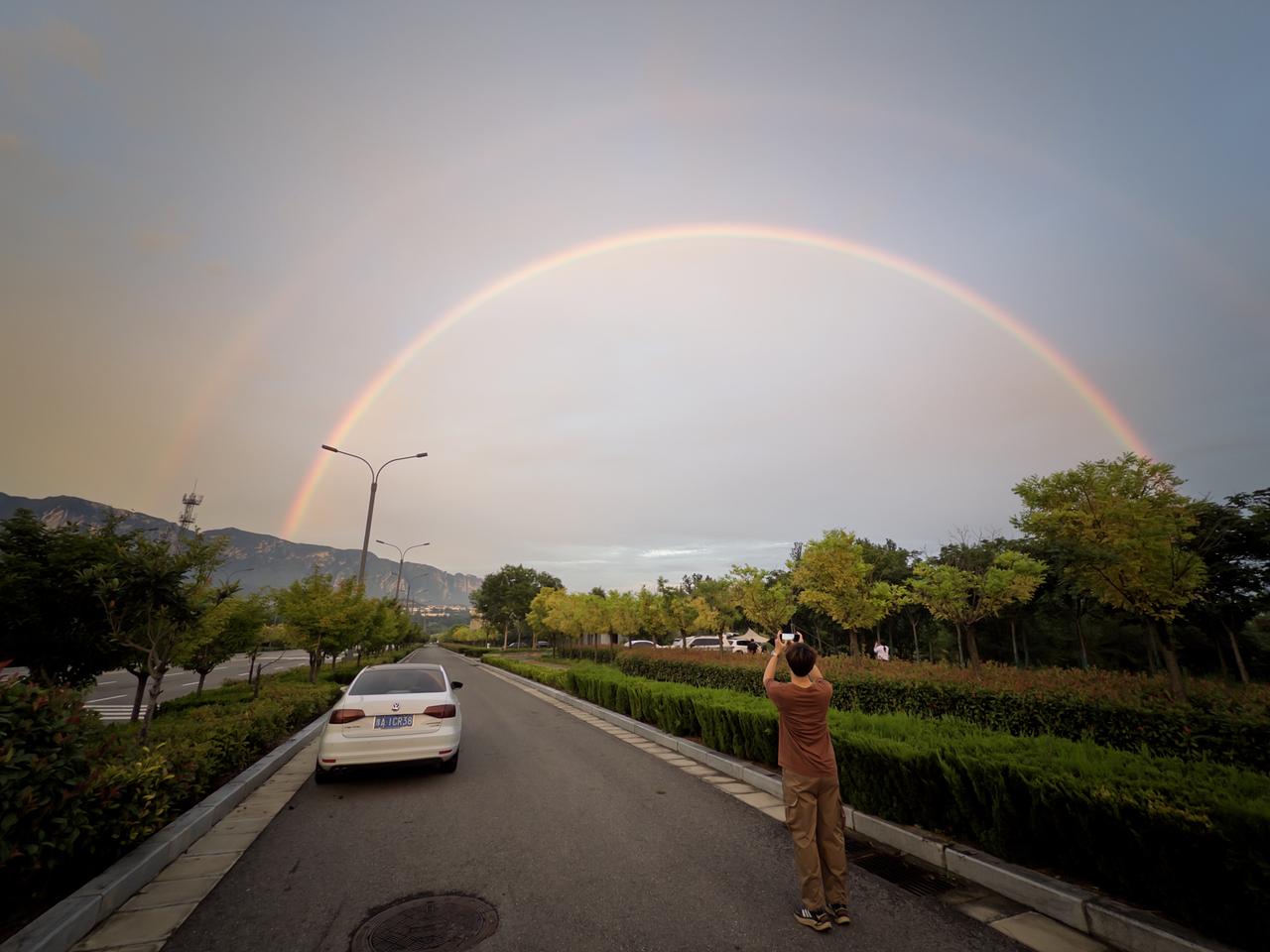 雨后的惊喜，是横跨天际的双彩虹。
停下脚步，举起手机，把这一刻的绚烂收藏。
风雨