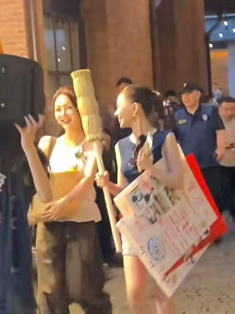 昆凌靳梦佳手搓巨型蝴蝶结中餐厅谁敢想啊！这么大的蝴蝶结竟然是昆凌和靳梦佳两人手搓