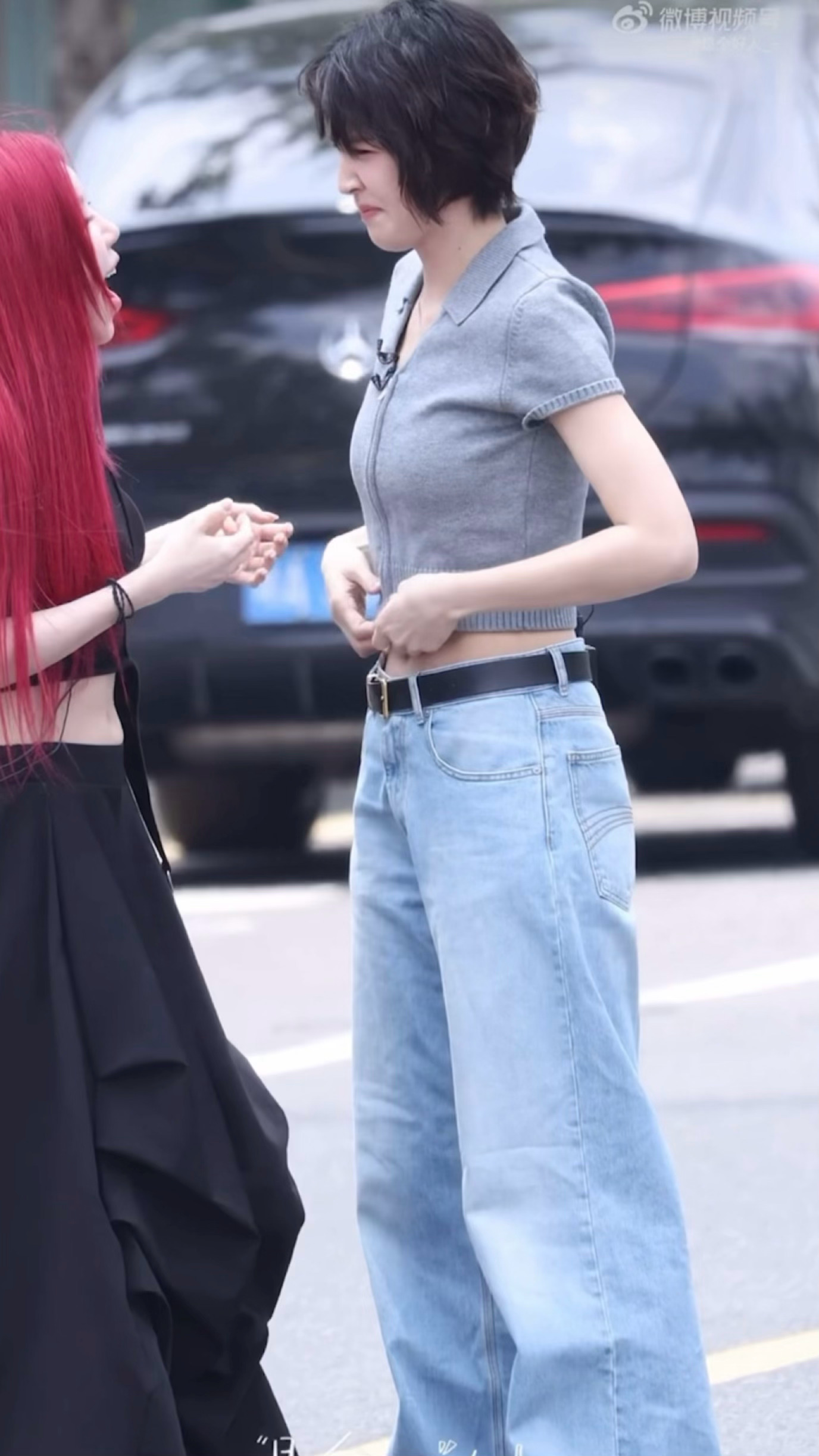 看我孩子一个饭撒扒拉了两次衣服 以为是太保守了不习惯露脐。没想到是不够保守但还在