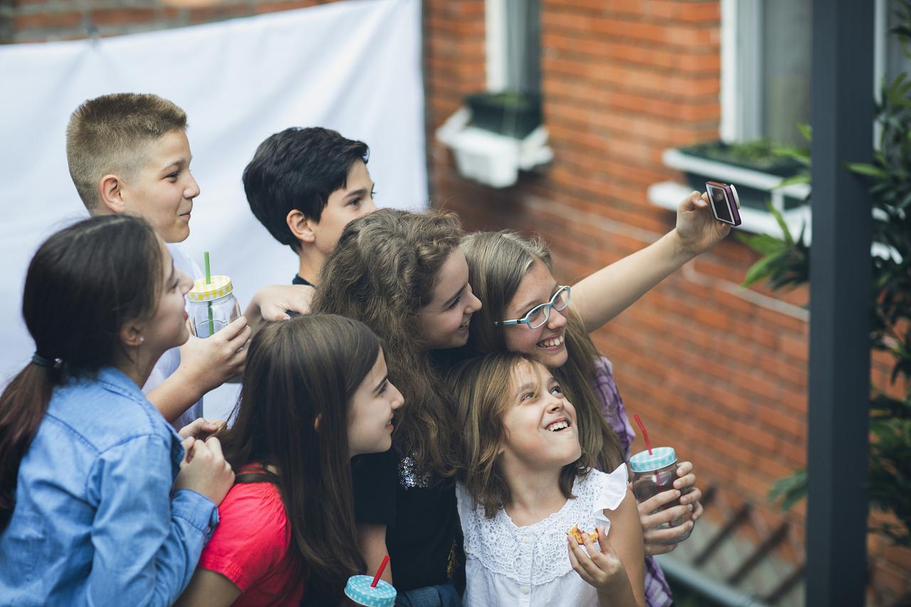 又一个国家对未成年人刷社交平台动真格了，3月31日法国参议院直接拍板，全票通过了